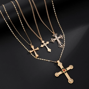 Ensemble de colliers hip hop pour hommes avec pendentifs croix dorés sur fond noir