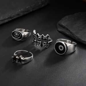 Set aus vier Vintage-Punk-Ringen mit Stern und Kreuz in Silber und Schwarz für Herren