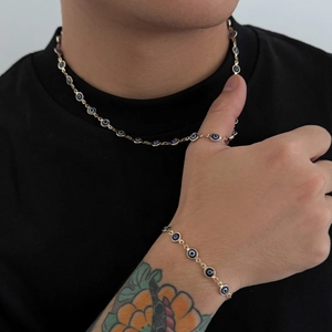 Set collana e bracciale da uomo dorati con ciondoli a forma di occhio blu smaltato