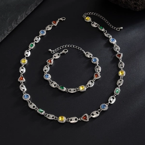 Détail du set de bijoux grain de café en argent avec pierres colorées et fermoir mousqueton