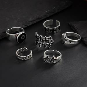 Detailansicht der 6-teiligen Vintage-Silber-Punk-Ring-Sets mit Stern und Kreuz auf Stein
