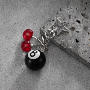 Porte-clés hip hop avec boule de billard 8 et cerises rouges sur crochet en étoile