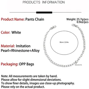 Détail de la chaîne de pantalon en perles avec espaceurs en strass et fermoirs métal