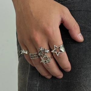 Dettaglio di un set di cinque anelli d'argento vintage con motivi a stella stile punk