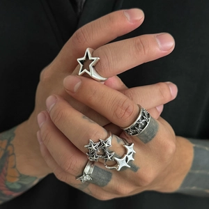 Dettaglio di un set di cinque anelli a stella in argento vintage stile hip-hop