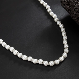 Vue détaillée d'une chaîne de pantalon en perles avec des séparateurs en strass brillants