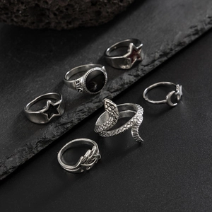 Dettaglio di un set di 6 anelli vintage in argento con motivi a serpente e a stella