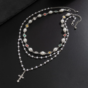 Collana argento a tre strati con perle, ciondoli a fiore e pendente a croce