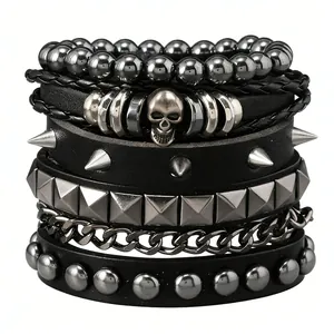 Détail du bracelet punk multicouche en cuir avec crâne et rivets métalliques sur blanc