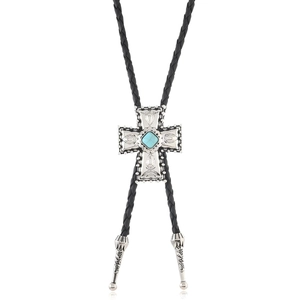 Détail d'une cravate Bolo avec croix en argent gravée et pierre turquoise centrale