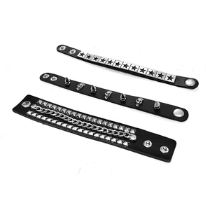 Set di 3 bracciali punk in pelle PU nera con borchie e catene in metallo argento
