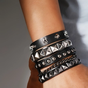 Set di 3 bracciali punk in pelle nera con borchie, teschi d'argento e catena metallica