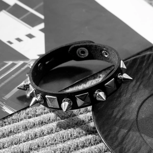 Punk-Stil 3er-Set schwarzes Lederarmband mit silbernen Metallstacheln und Nieten