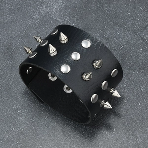 Bracelet large en cuir noir style punk orné de pointes et rivets en métal argenté