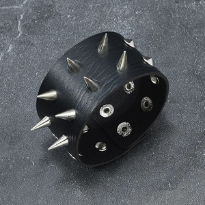Bracelet punk en cuir noir avec rivets à pointes argentées et style rétro gothique