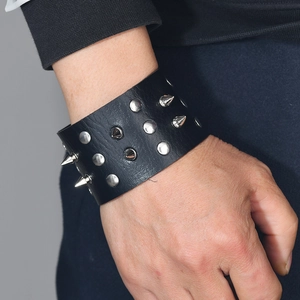 Bracelet manchette punk en cuir noir avec clous argentés et pointes en métal