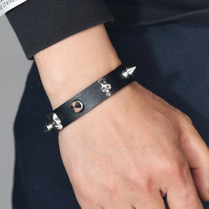 Bracelet punk rock pour homme en cuir PU avec crânes argentés et clous coniques