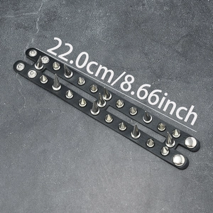 Bracciale in pelle nera stile punk con borchie coniche in metallo argento a doppia fila