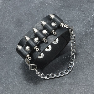 Bracelet large en cuir noir punk avec rivets argentés et chaîne en style rock