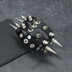 Bracciale punk gotico in pelle nera con doppia fila di borchie argentate e bottoni a pressione