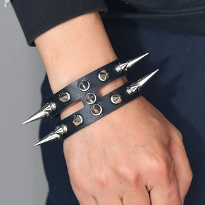 Bracciale punk in pelle nera con doppia fila di borchie metalliche argentate al polso