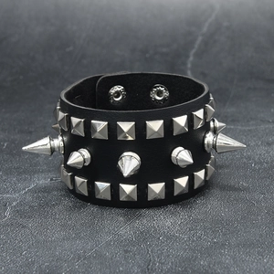 Bracelet large en cuir punk avec clous pyramidaux argentés et pointes avec boutons-pression