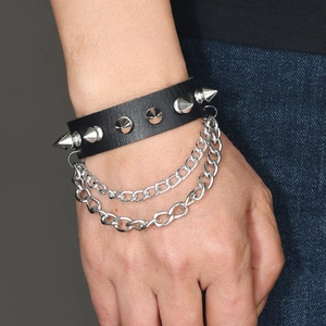 Punk-Lederarmband in Schwarz mit silbernen Kegelnieten und doppelten Metallketten