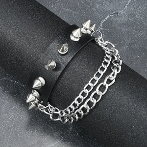 Punk-Lederarmband mit silbernen Kegelnieten und doppelten hängenden Metallketten