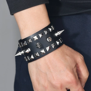 Bracelet multicouche punk en cuir avec clous pyramide argentés et rivets pour style urbain