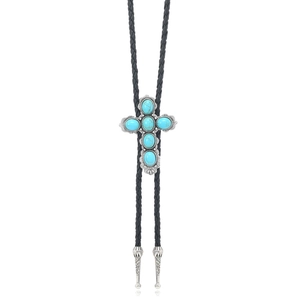 Λεπτομέρεια δυτικού bolo tie με ασημένιο σταυρό και τιρκουάζ πέτρες σε μαύρο κορδόνι