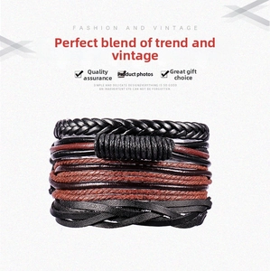 Dettaglio del bracciale multistrato in pelle con cinturini intrecciati neri e marroni