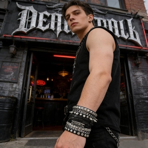 Vista dettagliata di bracciali punk multistrato in pelle con croce e borchie in metallo