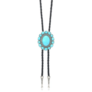 Λεπτομέρεια δυτικού bolo tie με οβάλ τιρκουάζ πέτρα και ασημένιο vintage μεταλλικό σκάλισμα