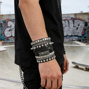 Set bracciale punk in pelle multistrato da uomo con borchie e ciondolo a croce