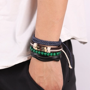 Détail d'un ensemble de bracelets bohèmes à plusieurs rangs en cuir et perles sur le poignet