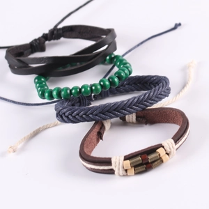Détail de bracelets ethniques multicouches en cuir, perles de bois et corde tressée