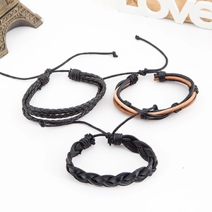 Nahaufnahme von drei handgefertigten mehrlagig geflochtenen PU-Lederarmband-Sets