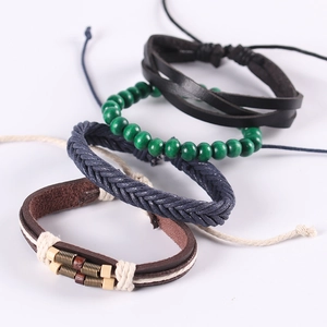 Détail d'un ensemble de bracelets ethniques multicouches avec cuir, perles et cordes