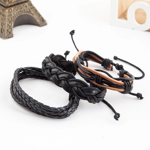 Detailansicht der mehrlagigen geflochtenen Lederarmbänder mit verstellbarem Kordelzug