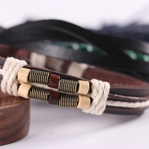 Ensemble de bracelets multicouches en cuir bohème avec perles de bois et cordons tissés