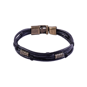 Détail du bracelet en cuir tressé multicouche avec fermoir magnétique en bronze rétro