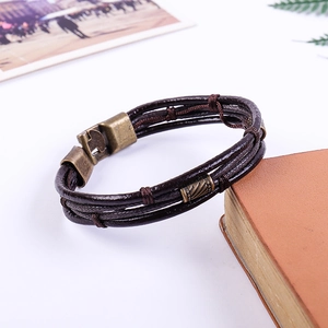 Détail macro du bracelet multicouche en cuir marron avec fermoir en bronze vintage