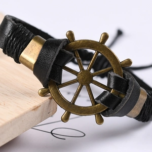 Bracelet en cuir fait main avec un charme de gouvernail de navire en bronze vintage