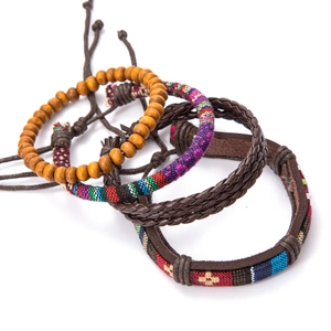 Bracelet multicouche bohème en cuir avec tissu tissé et perles en bois foncé