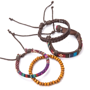 Ensemble de trois bracelets en cuir tressé, tissu bohème et perles en bois naturel