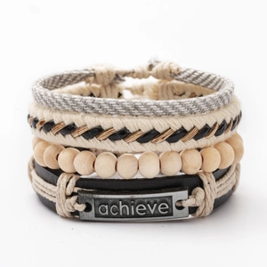 Detailansicht eines 4-lagigen Boho-Armband-Sets mit gravierter Metallplatte „achieve“.