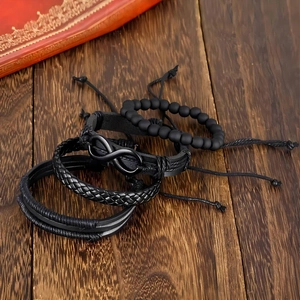 Lot de 4 bracelets en cuir noir avec symbole de l'infini sur fond en bois