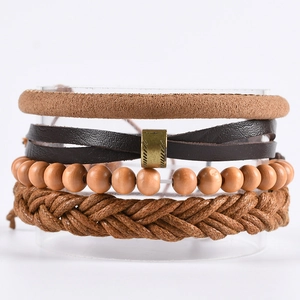 Détail d'un lot de quatre bracelets en cuir tressé et perles de bois avec fermoir bronze