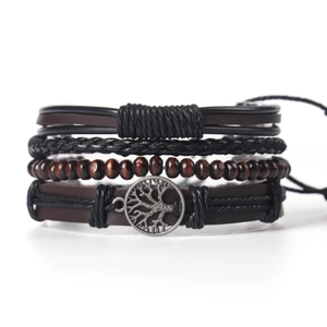 Détail d'un ensemble de bracelets multicouches en cuir avec pendentif arbre de vie