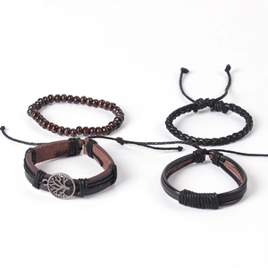 Détail de l'ensemble de bracelets multicouches en cuir avec pendentif arbre de vie